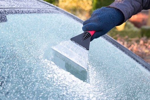 How to de-ice a windscreen quickly and safely