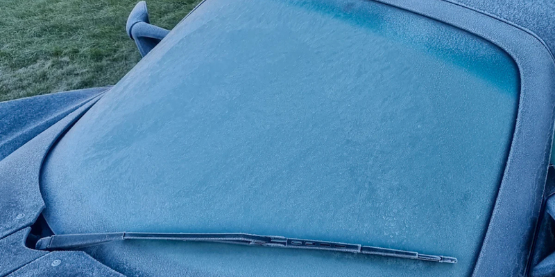 How to de-ice a windscreen quickly and safely