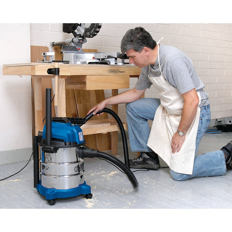 Wet and Dry Vacuum with Stainless Steel Tank and Integrated Power OutTake